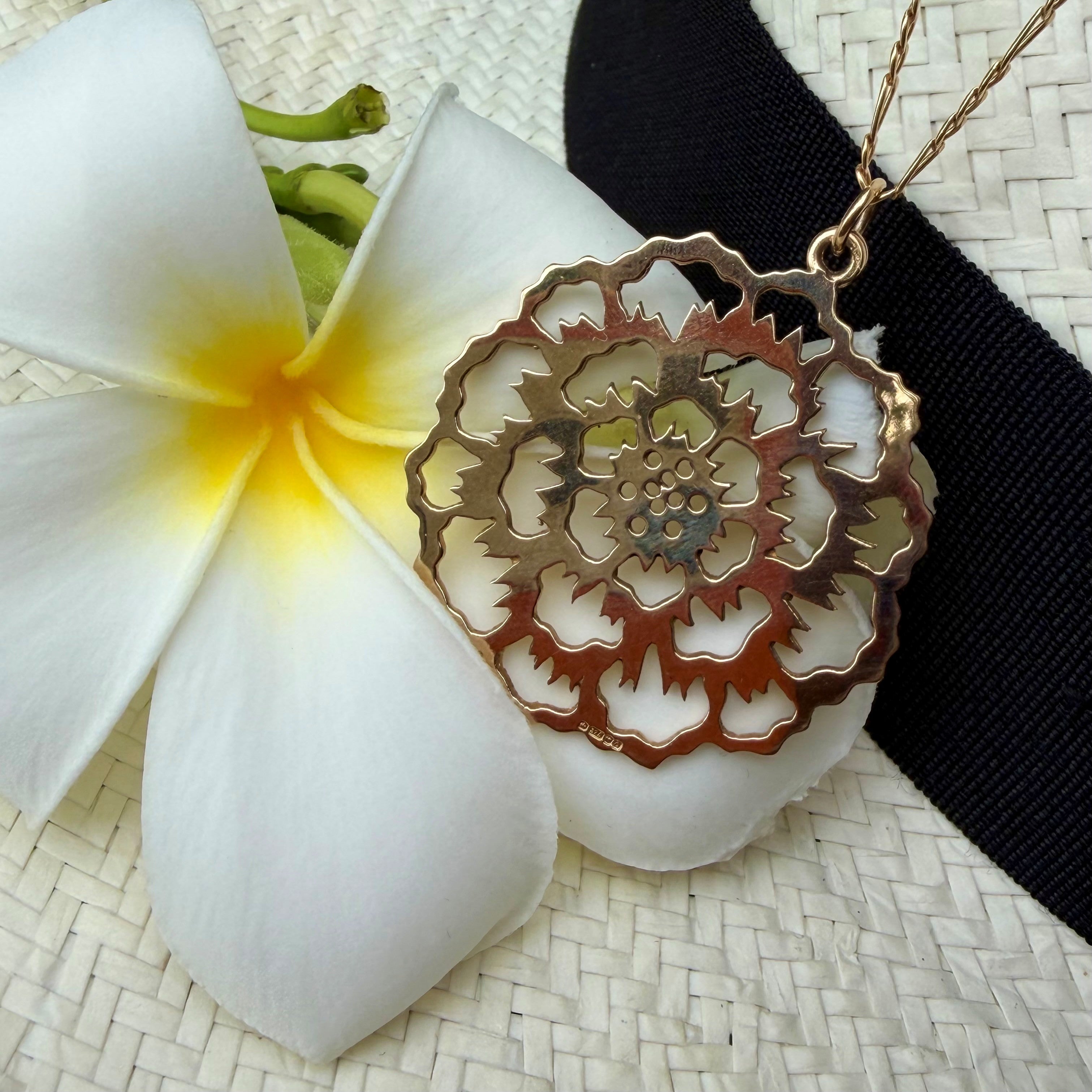 Deakin & Francis Carnation Necklace 1977