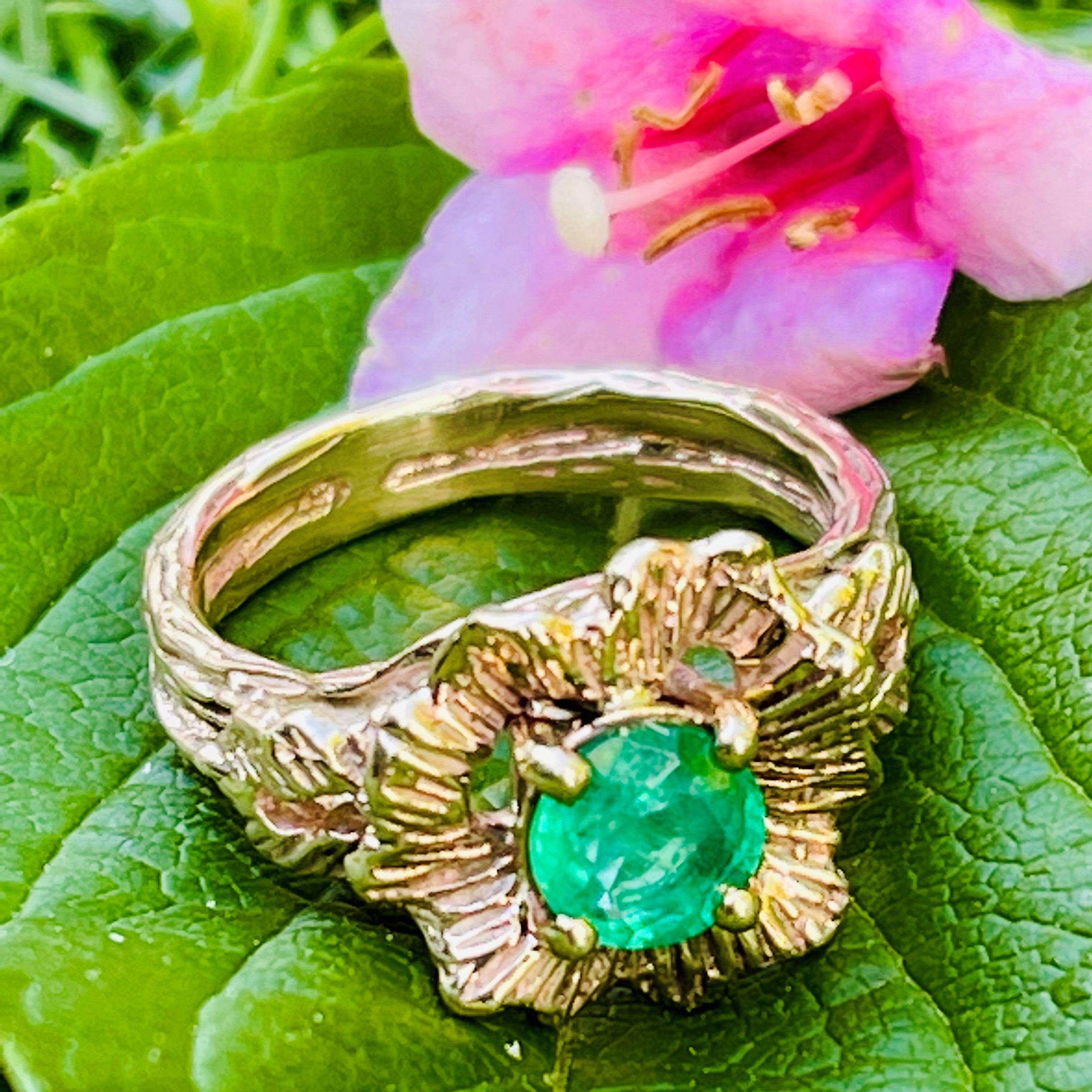 Emerald Flower Power Barked Dress Ring c.1970s
